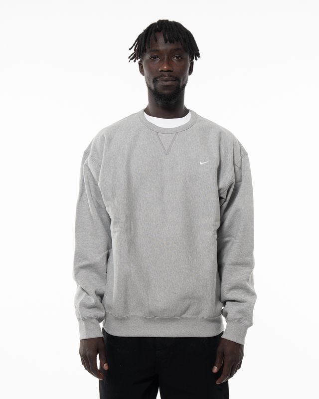 NIKE SOLO SWSH CREWNECK DARK GREY HEATHER
