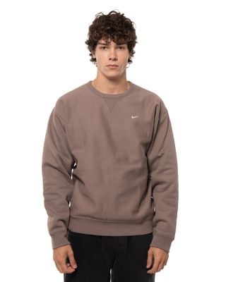 NIKE SOLO SWOOSH CREWNECK MINK BROWN