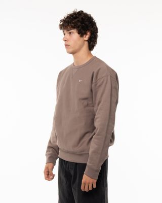 NIKE SOLO SWOOSH CREWNECK MINK BROWN